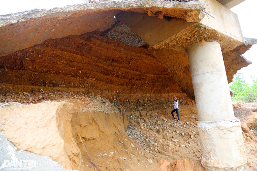 Công bố tình huống khẩn cấp tại cây cầu hở toác do mưa lũ ở Quảng Bình - 2