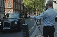 Một người khiếm thị đang sử dụng phiên bản AI của Be My Eyes để gọi taxi. (Ảnh: OpenAI/Be My Eyes)