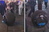 Các video trên mạng xã hội Trung Quốc cho thấy những robot hình cầu chạy bằng AI tuần tra đường phố cùng cảnh sát, phát hiện và ngăn chặn tội phạm. (Hình ảnh: X)