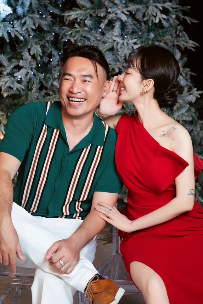 Tiến Luật lên đồ đón Giáng sinh với Thu Trang nhưng netizen lại chú ý đến mái tóc lạ của anh ảnh 3