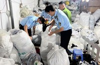 Lực lượng chức năng kiểm đếm số hàng hoá vi phạm. (Ảnh: Tổng cục QLTT).