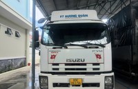 Phương tiện vận chuyển hàng hóa có dấu hiệu vi phạm bị lực lượng chức năng tiến hành kiểm tra.