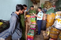 Đoàn kiểm tra phát hiện, thu giữ nhiều loại bánh kẹo, thực phẩm không rõ nguồn gốc xuất xứ tại một cơ sở kinh doanh ngày 5/9.