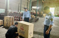 Lực lượng chức năng kiểm tra hàng hóa vi phạm.