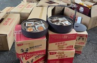 Một số loại bánh trung thu khác, trên bao bì đều in chữ nước ngoài, không có giấy tờ chứng minh nguồn gốc, xuất xứ hợp pháp. (Ảnh do Công an cung cấp)