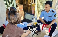 Đoàn kiểm tra lập biên bản vi phạm hành chính về hành vi kinh doanh hàng hóa nhập lậu.