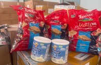 Số sữa bột các loại bị thu giữ.