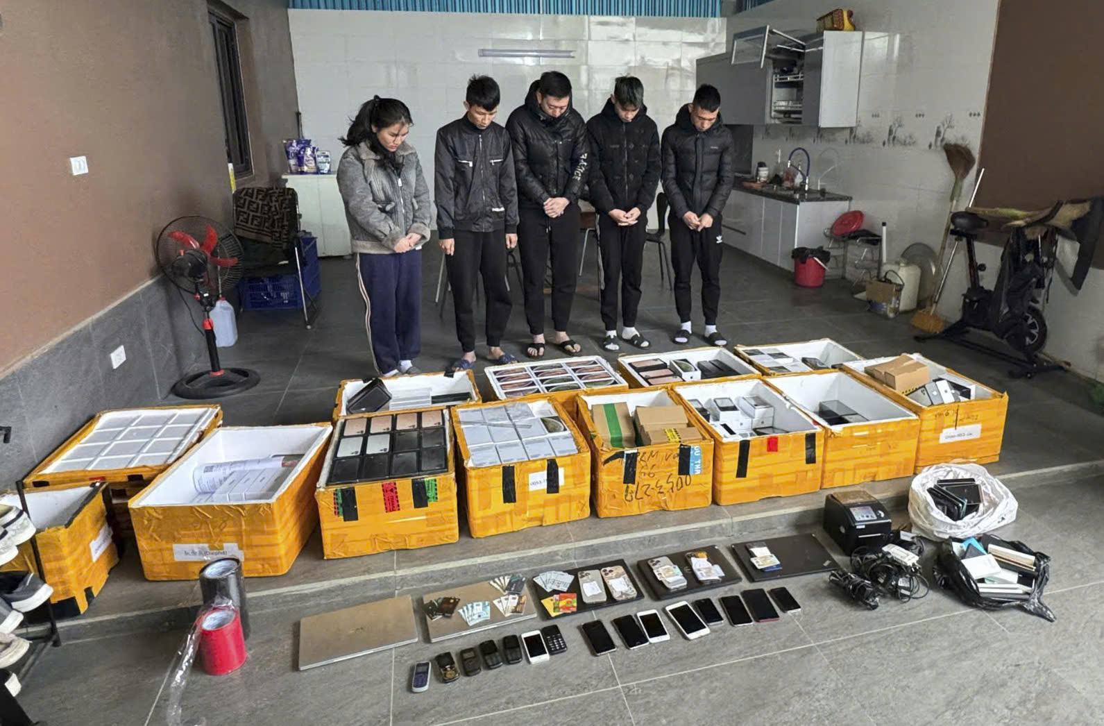 Quảng Bình: 7 đối tượng lừa đảo trên Facebook gần 8 tỉ đồng bị bắt- Ảnh 2. Quảng Bình: 7 đối tượng lừa đảo trên Facebook gần 8 tỉ đồng bị bắt- Ảnh 2.