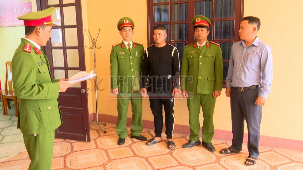 Cơ quan công an tống đạt các quyết định khởi tố đối với Nguyễn Long Vương. Ảnh: CA Bênh anh trai, người em dùng dao chém người gây tổn hại sức khỏe 34%