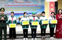 Đại diện Bộ Chỉ huy Bộ đội Biên phòng Quảng Bình trao quà học sinh có thành tích cao trong học tập ở thành phố <a href=