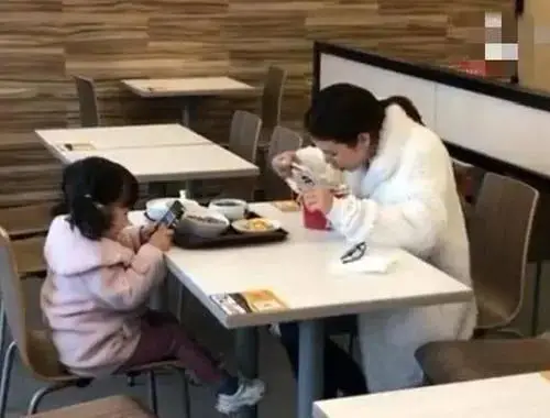 Bức ảnh chụp 2 mẹ con trông rất bình thường nhưng nhiều netizen thốt lên: "Đứa trẻ này tương lai khó thành công" - Ảnh 1.