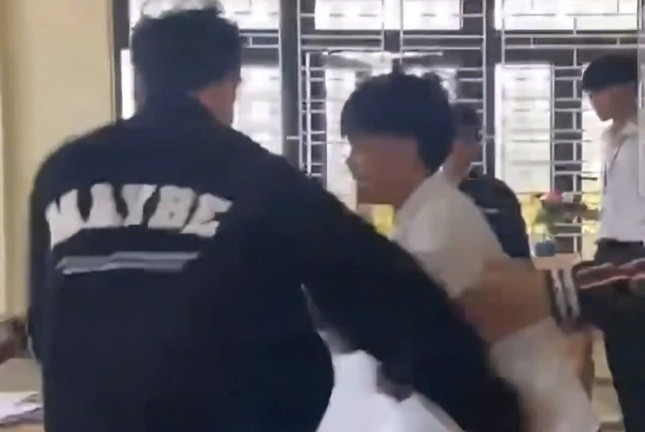 Quảng Bình: Buộc thôi học tạm thời 2 học sinh đánh bạn nhập viện ảnh 1