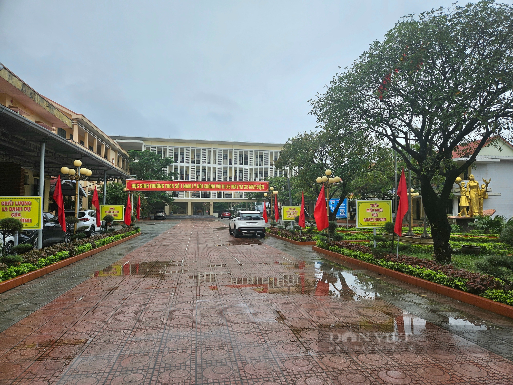 Quảng Bình: Công an vào cuộc làm rõ việc nhóm phụ huynh lao vào trường tóm áo 