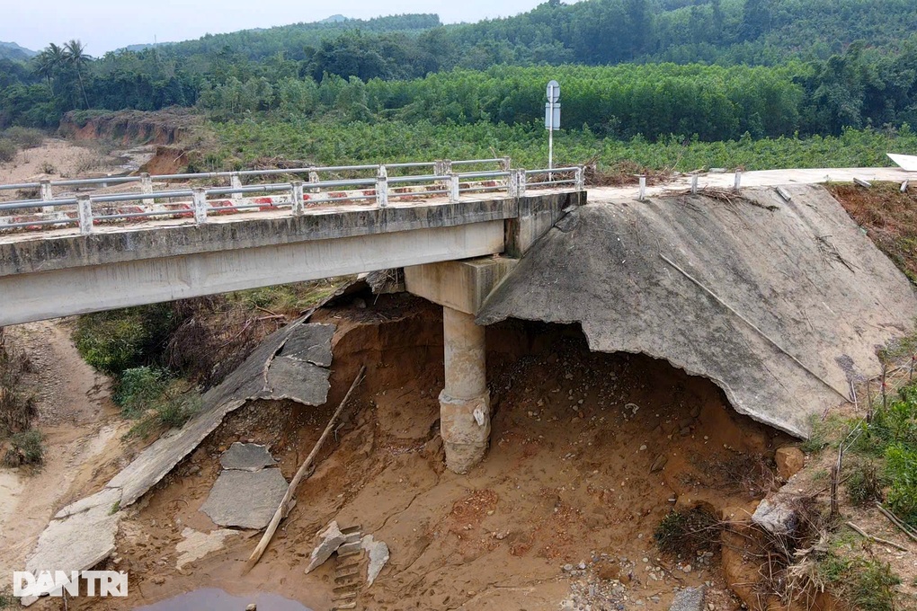 Công bố tình huống khẩn cấp tại cây cầu hở toác do mưa lũ ở Quảng Bình - 1