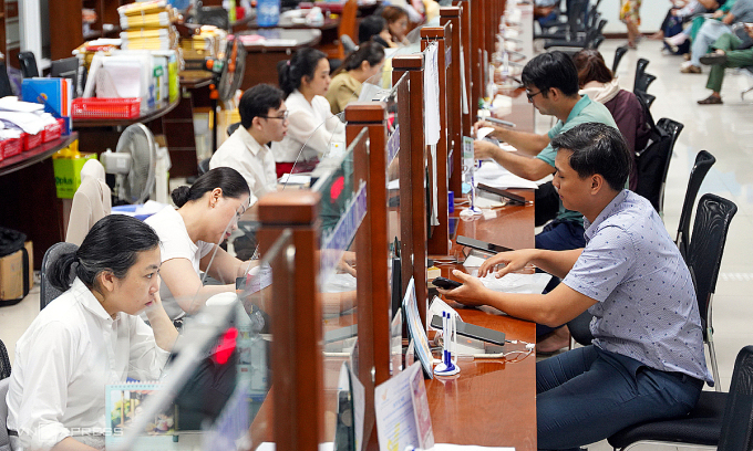 Công chức làm việc tại bộ phận một cửa Trung tâm hành chính Đà Nẵng. Ảnh: Nguyễn Đông