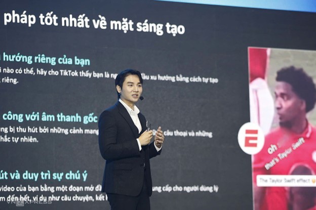 Ông Gavin hướng dẫn cách tạo vivideo ngắn, cốt truyện thu hút trên TikTok. Ảnh: Quỳnh Trần