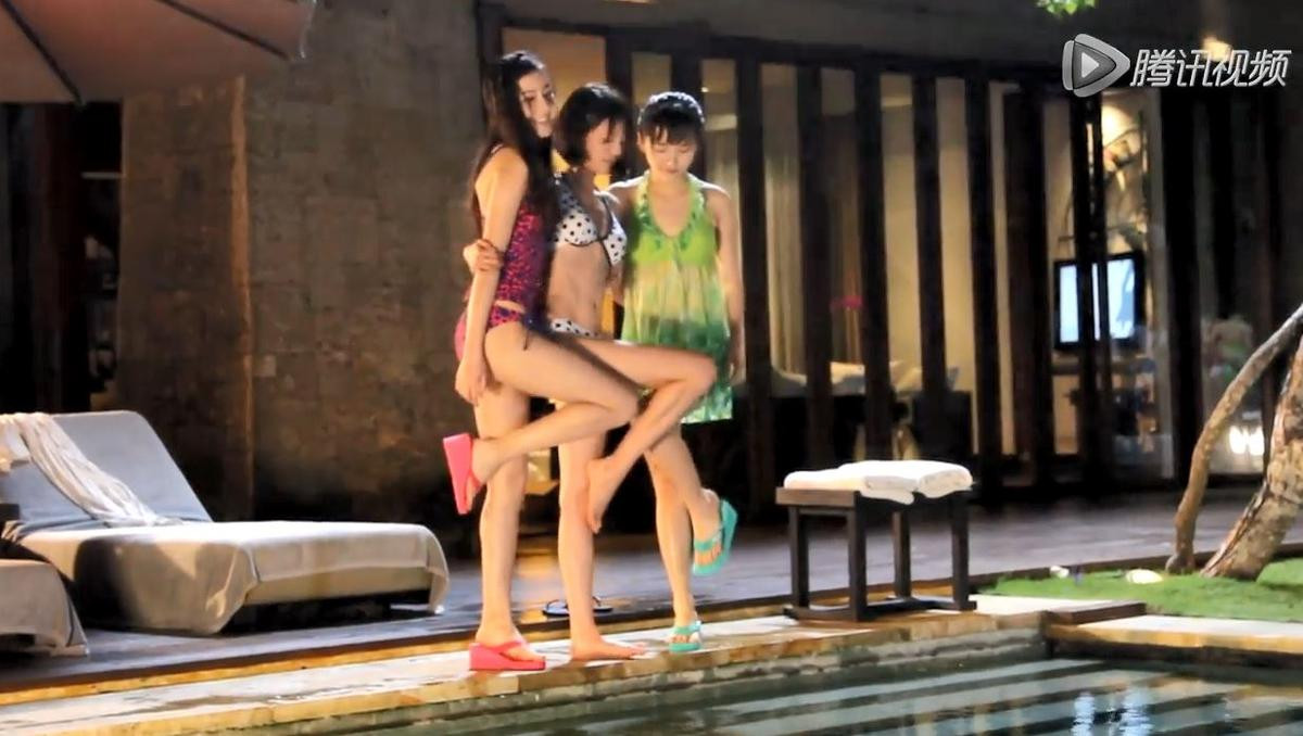 Địch Lệ Nhiệt Ba diện áo tắm mỏng te khoe vóc dáng đẫy đà khiến netizen rần rần Ảnh 1