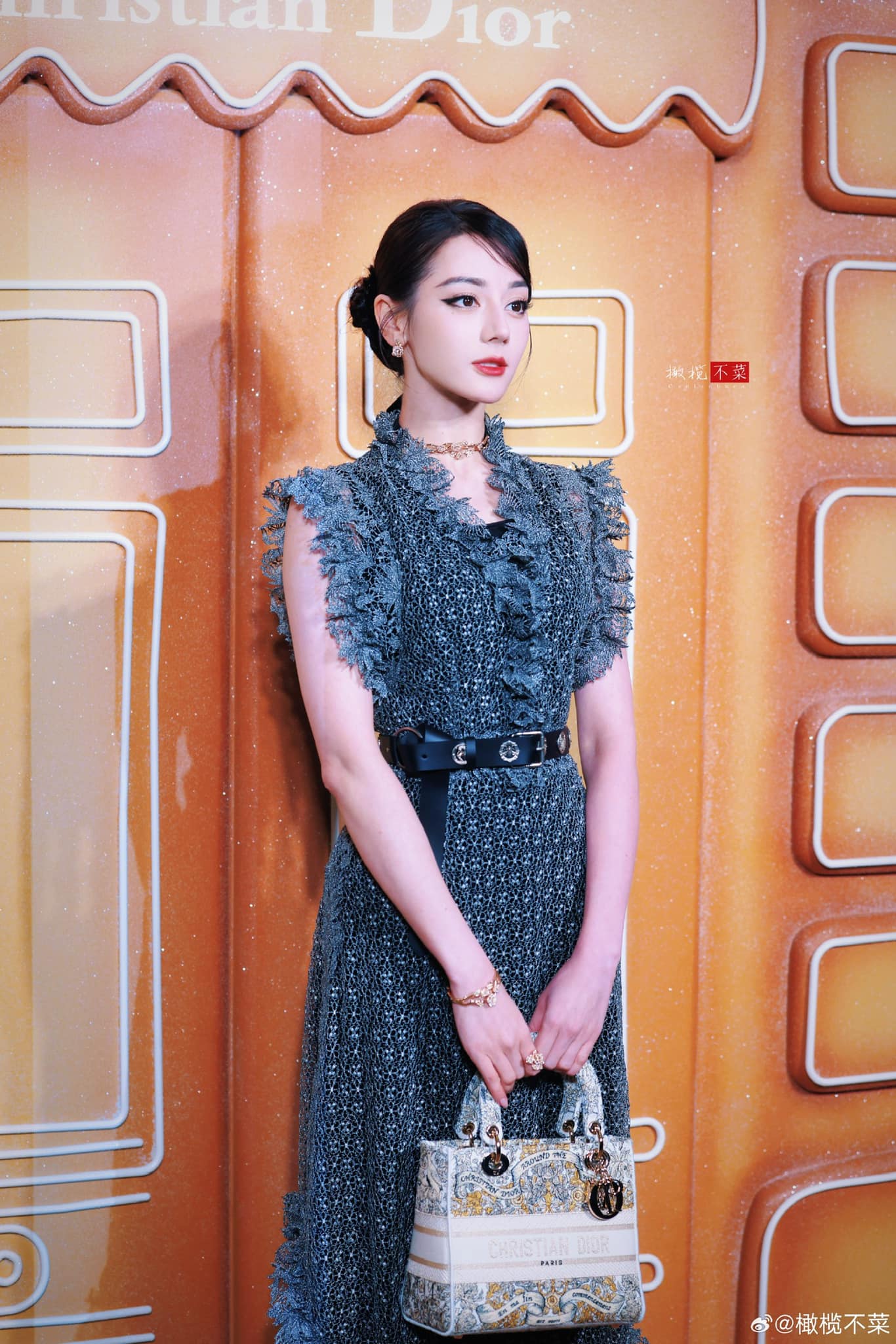 Địch Lệ Nhiệt Ba quay lưng, netizen choáng vì thấy điểm bất thường- Ảnh 5.