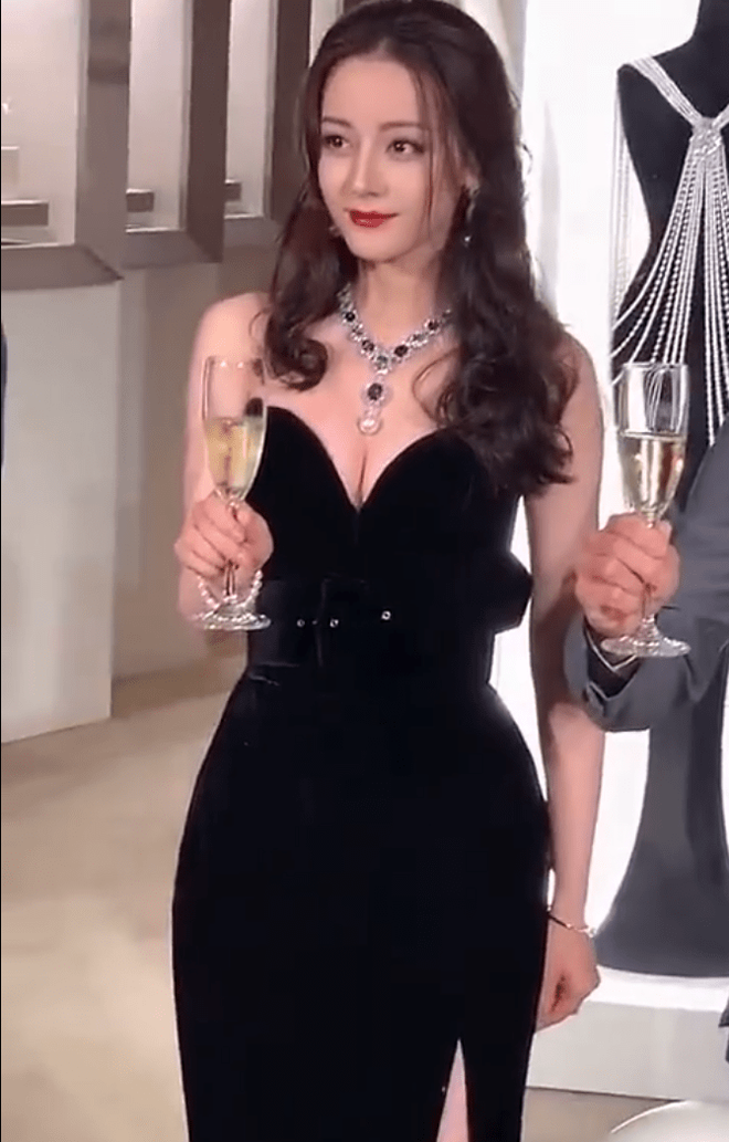 Địch Lệ Nhiệt Ba quay lưng, netizen choáng vì thấy điểm bất thường- Ảnh 14.