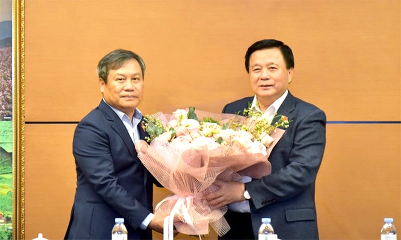 Chairman of the Central Theoretical Council, Director of the Ho Chi Minh National Academy of Politics Nguyen Xuan Thang and the National Assembly delegation of Quang Ninh province congratulated comrade Vu Dai Thang. Photo: QH