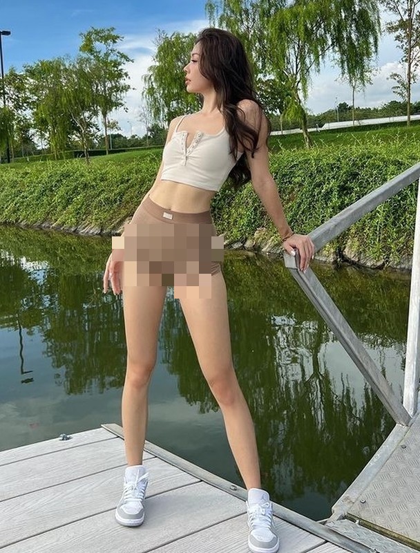 Hot girl khiến netizen “lắc đầu” vì diện đồ bó sát phản cảm Hot girl khien netizen “lac dau” vi dien do bo sat phan cam