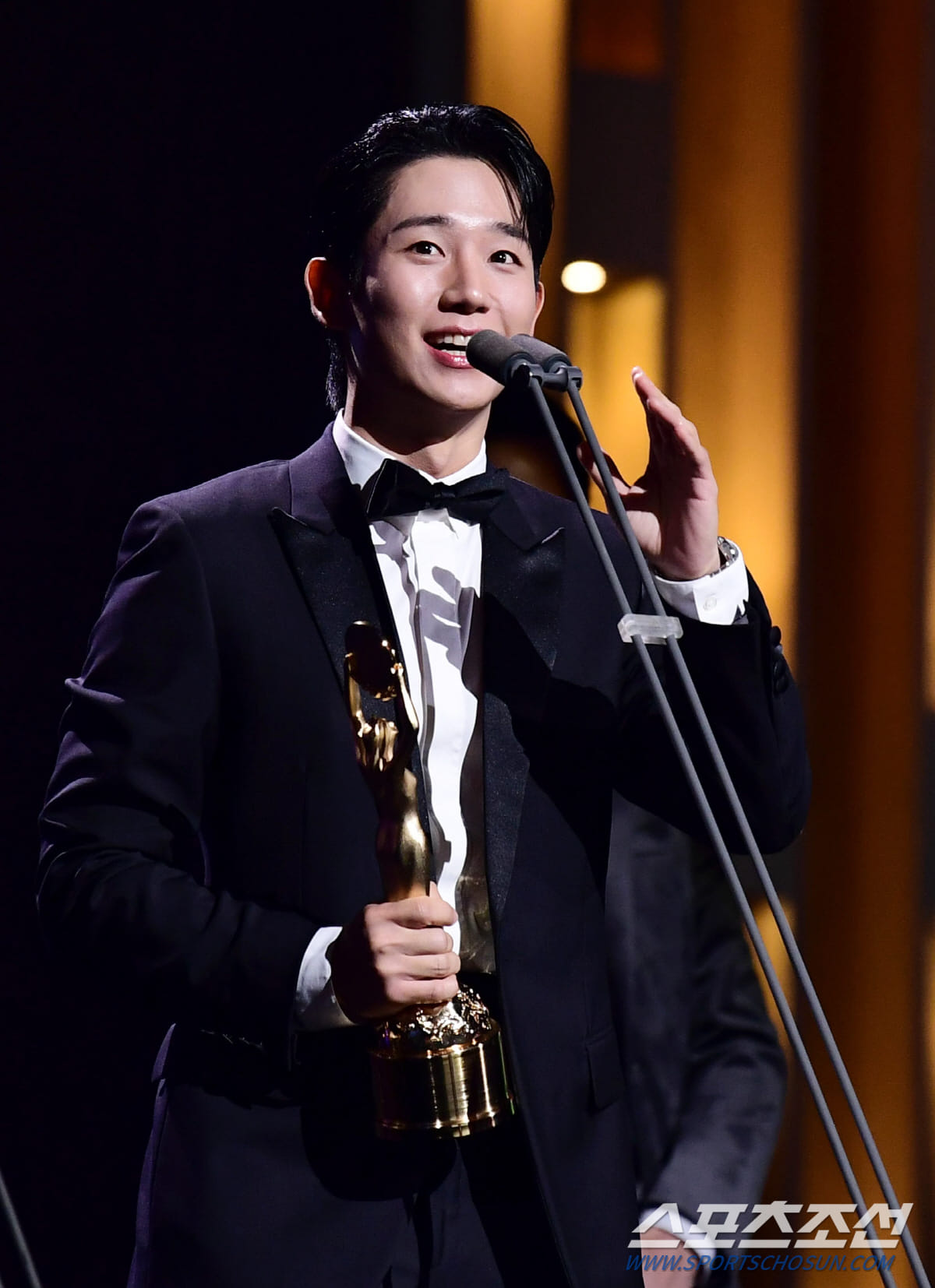 Khoảnh khắc hot nhất Rồng Xanh 2024: Jung Hae In khiến netizen phát cuồng vì 1 biểu cảm 'chấn động' - 2 Khoảnh khắc hot nhất Rồng Xanh 2024: Jung Hae In khiến netizen phát cuồng vì 1 biểu cảm 'chấn động' - 2