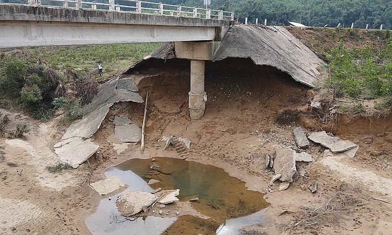 Quảng Bình: Khắc phục hư hỏng cầu bản Cồn Cùng Quảng Bình: Khắc phục hư hỏng cầu bản Cồn Cùng