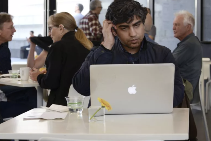 Một nhân viên làm việc ở San Francisco, Mỹ. Ảnh: Newsweek