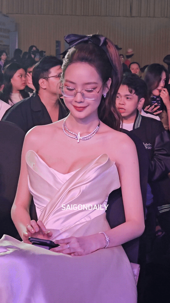 Mỹ nhân ngồi yên chỉnh váy mà khiến netizen tưởng đại minh tinh xứ Hàn sang Việt Nam- Ảnh 1. Mỹ nhân ngồi yên chỉnh váy mà khiến netizen tưởng đại minh tinh xứ Hàn sang Việt Nam- Ảnh 1.