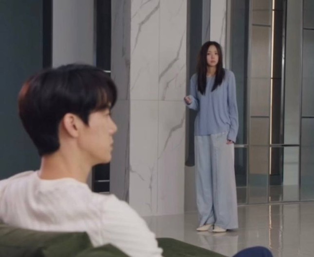 When The Phone Rings: Netizen nổ tranh cãi xoay quanh đôi giày của nữ chính ảnh 1