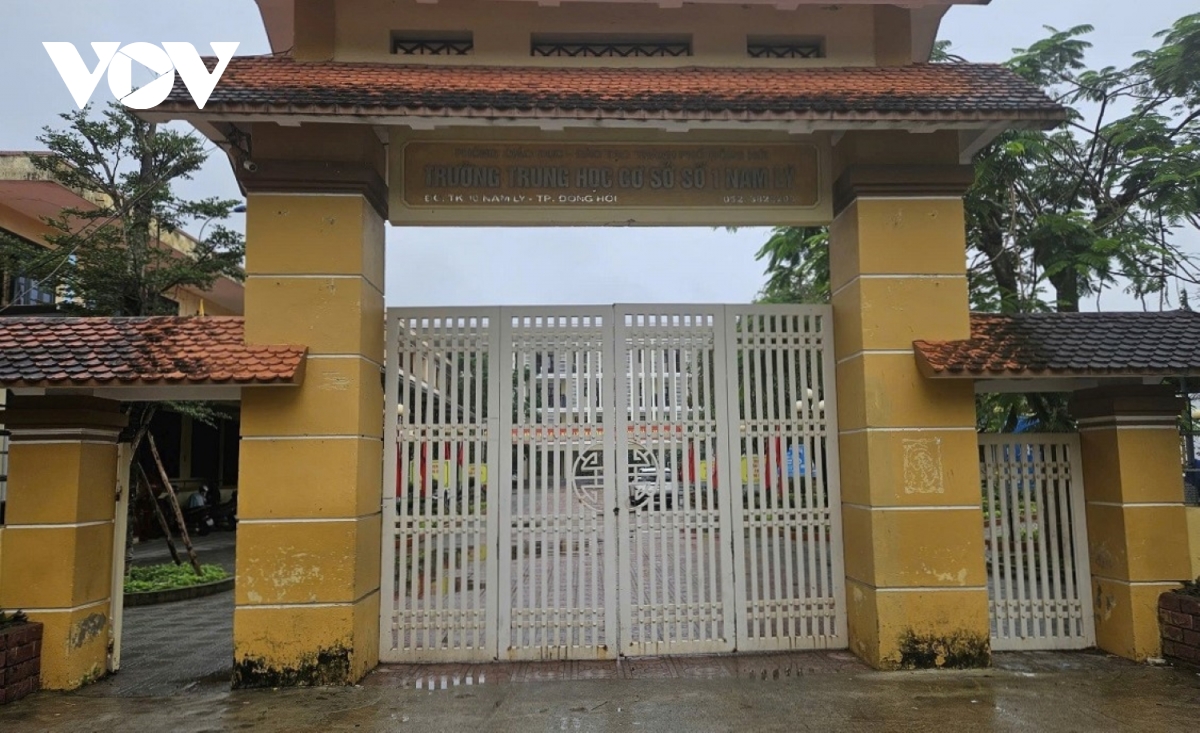 nhom nguoi xong vao truong tum ao dan mat hoc sinh o quang binh hinh anh 1