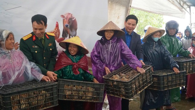 Quảng Bình ra quân tình nguyện tái thiết sau lũ ảnh 2