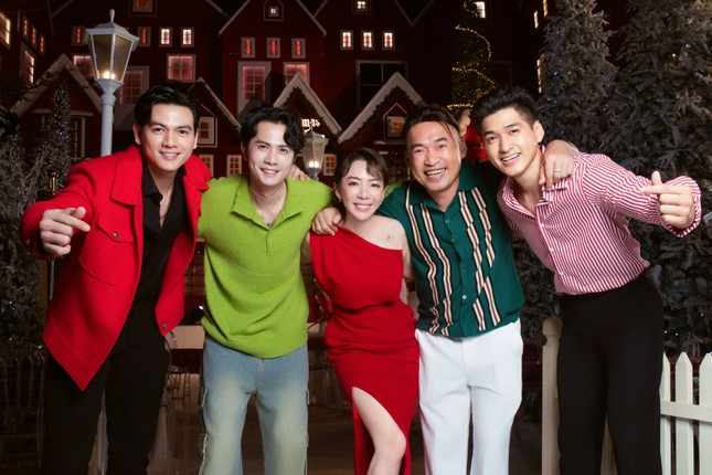 Tiến Luật lên đồ đón Giáng sinh với Thu Trang nhưng netizen lại chú ý đến mái tóc lạ của anh ảnh 1