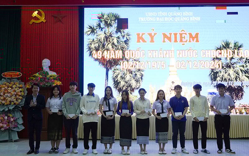 Provincial People's Committee presents gifts to Laotian students