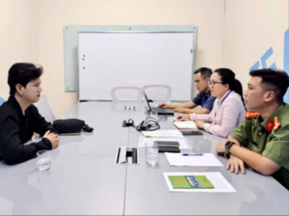 Cơ quan chức năng làm việc với ông Phạm Đức T. Hinh buoi lam viec.jpg
