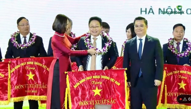 Đồng ch&iacute; Nguyễn Thanh B&igrave;nh - B&iacute; thư Đảng bộ, Gi&aacute;m Đốc Chi nh&aacute;nh đón nhận&nbsp;Cờ đơn vị xuất sắc to&agrave;n hệ thống