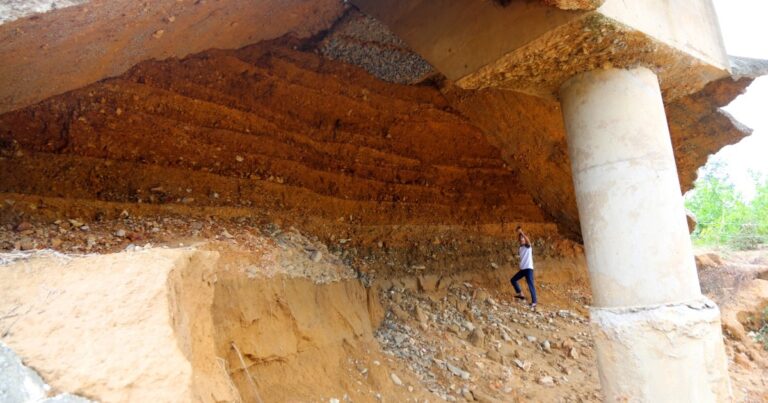 Công bố tình huống khẩn cấp tại cây cầu hở toác do mưa lũ ở Quảng Bình