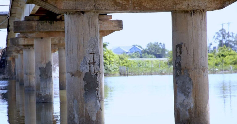 Đề xuất cấm xe 4 bánh đi qua cây cầu có nguy cơ sập tại Quảng Bình