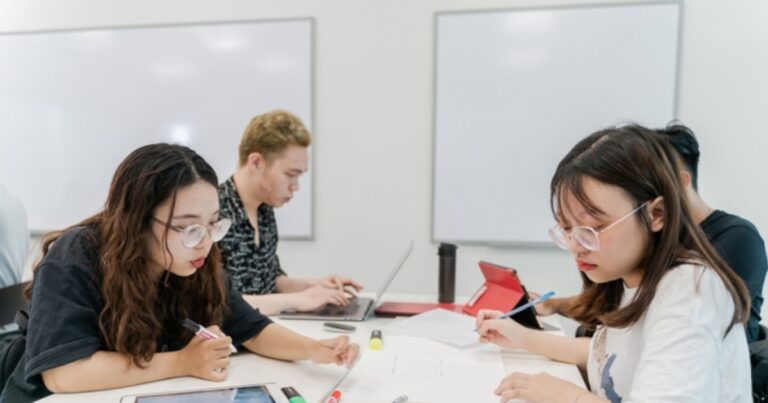 Nổi loạn hay “cháy” hết mình?