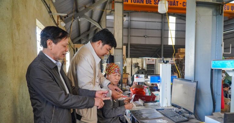 Làng rèn đưa dao kéo lên Facebook, TikTok, mang lại doanh thu bất ngờ