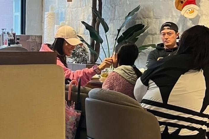 Hoắc Kiến Hoa khó chịu ra mặt khi đưa vợ con đi chơi, biết nguyên nhân netizen liền quay xe