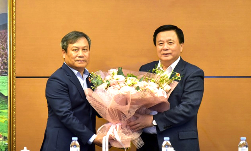 Chủ tịch Hội đồng Lý luận Trung ương, Giám đốc Học viện Chính trị quốc gia Hồ Chí Minh Nguyễn Xuân Thắng cùng Đoàn đại biểu Quốc hội tỉnh Quảng Ninh chúc mừng đồng chí Vũ Đại Thắng. Ảnh: QH