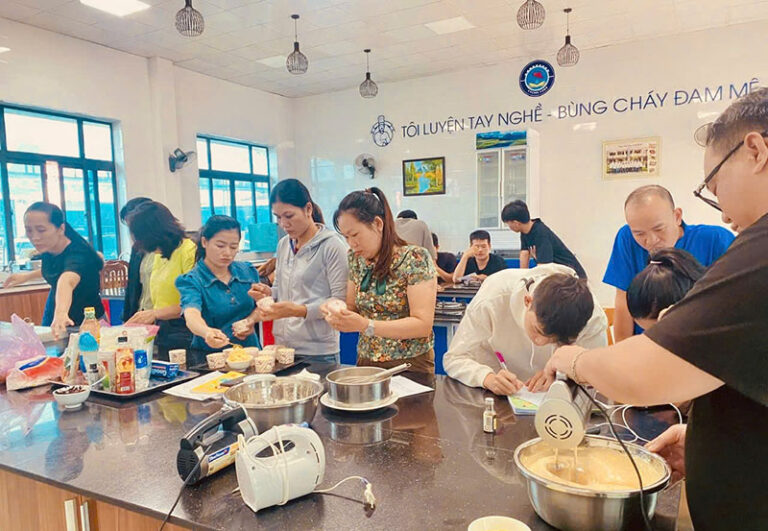 60 học viên tham gia khoá đào tạo nghiệp vụ du lịch