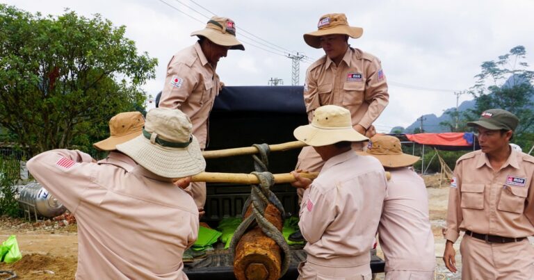 Đào rãnh thoát nước, phát hiện quả bom 118 kg