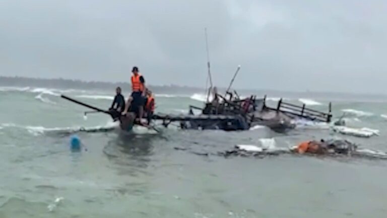 Pháp Luật TV – Quảng Bình: Bộ đội Biên phòng kịp thời cứu 14 ngư dân trôi dạt trên biển