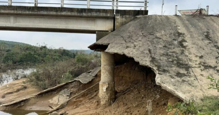 Công bố tình huống khẩn cấp sạt lở cầu ở bản Cồn Cùng