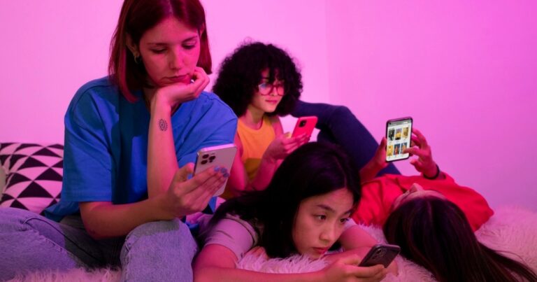 Lý do ngày càng nhiều nhân sự Gen Z bị “thối não”