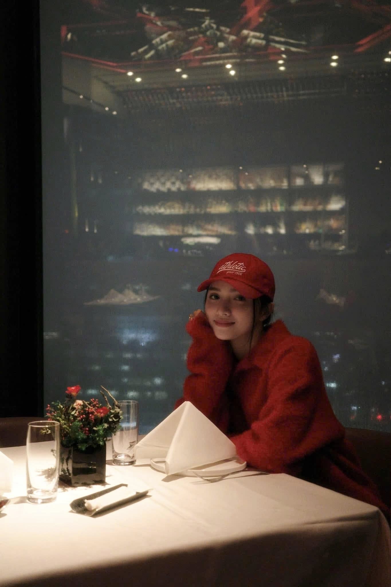 Hoa hậu Vbiz công khai ảnh hẹn hò bạn trai hot boy kém tuổi, netizen 'chấm hóng' tin hỷ - 5