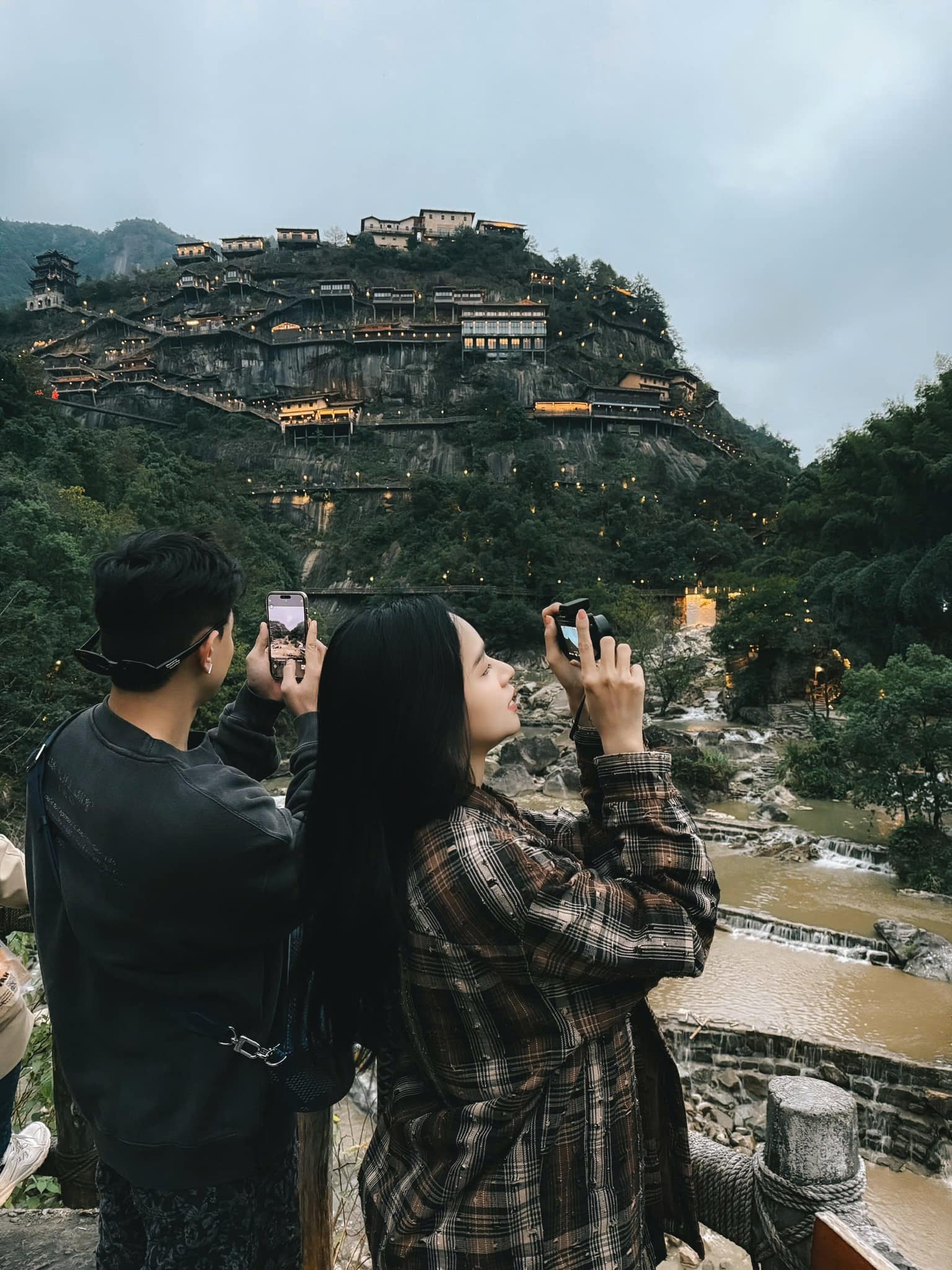 Hoa hậu Vbiz công khai ảnh hẹn hò bạn trai hot boy kém tuổi, netizen 'chấm hóng' tin hỷ - 8