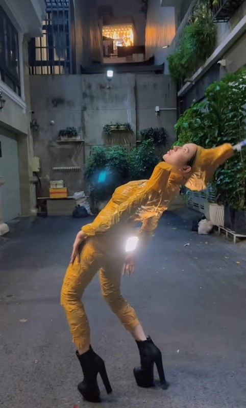 Đu trend “quấn băng keo”, Viên Bibi khiến netizen “sang chấn tâm lý“ - Hình 3 Du trend “quan bang keo”, Vien Bibi khien netizen “sang chan tam ly“-Hinh-3